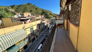 Pressi Svincolo Gazzi bivani più terrazzo a livello