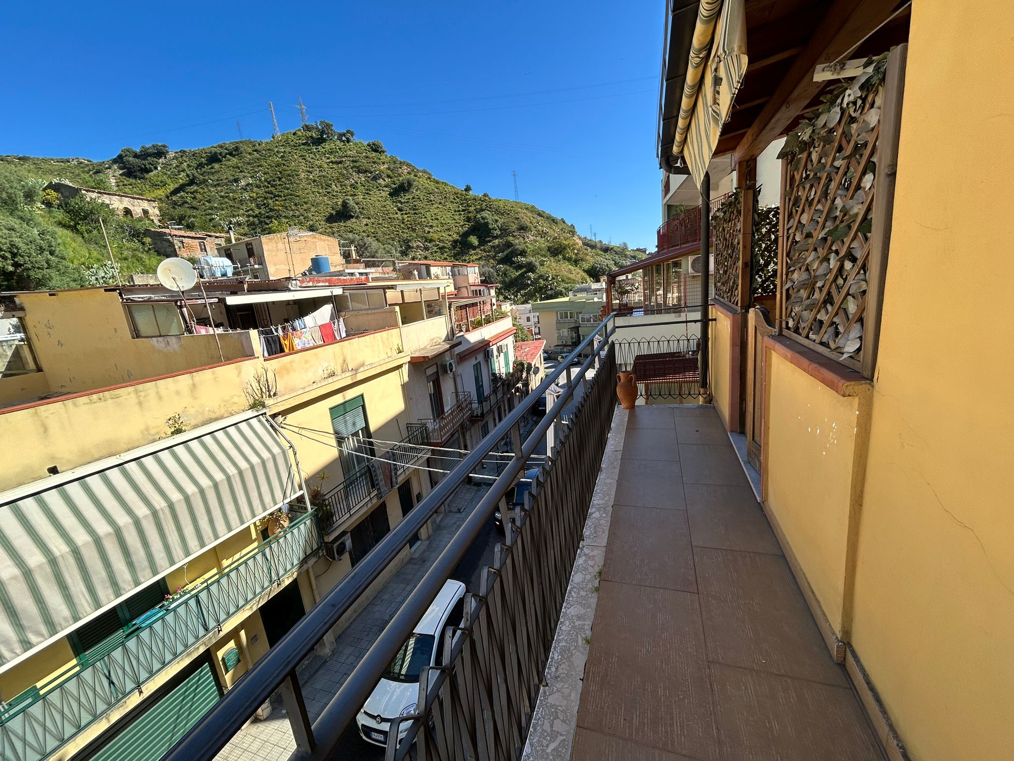 Pressi Svincolo Gazzi bivani più terrazzo a livello