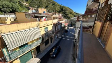 Pressi Svincolo Gazzi bivani più terrazzo a livello