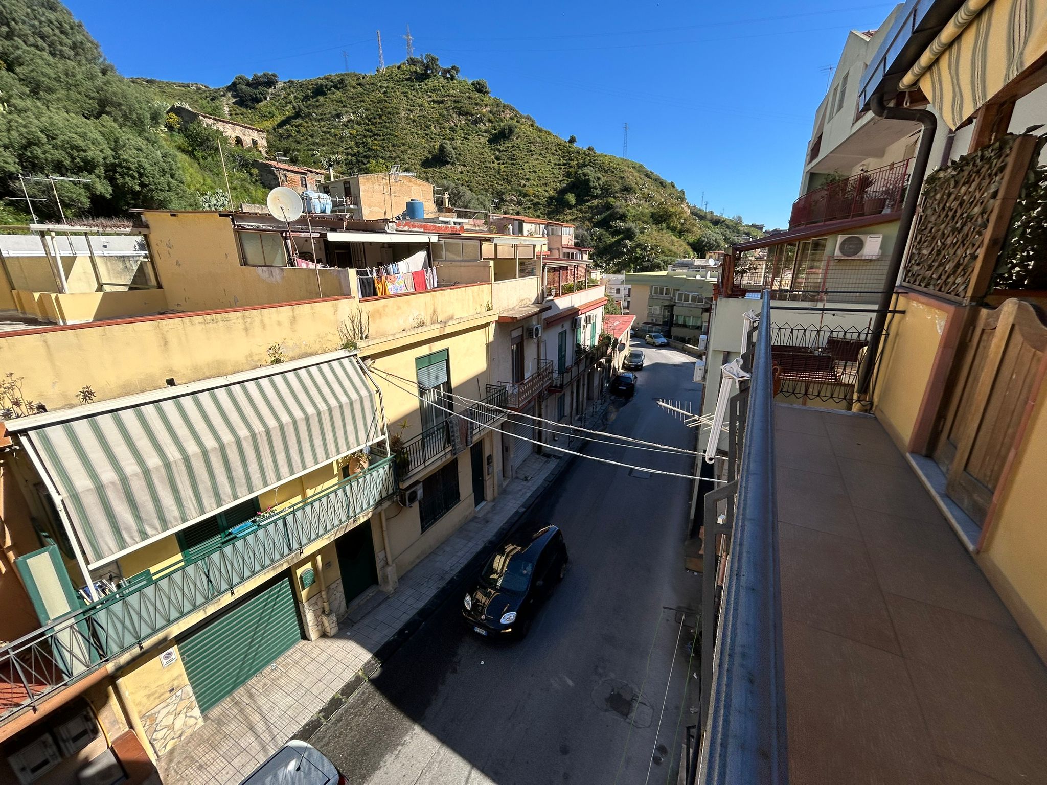 Pressi Svincolo Gazzi bivani più terrazzo a livello