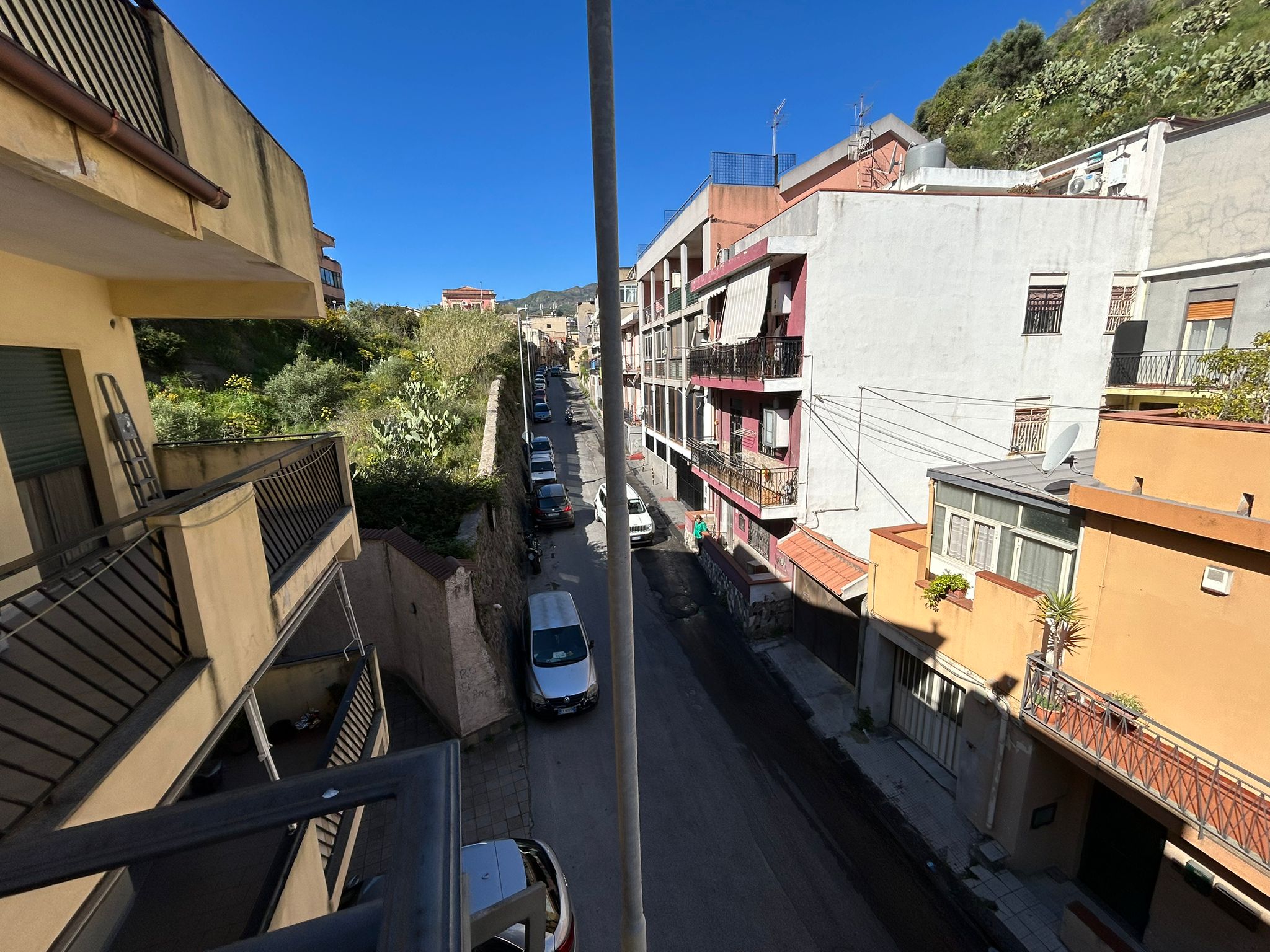 Pressi Svincolo Gazzi bivani più terrazzo a livello