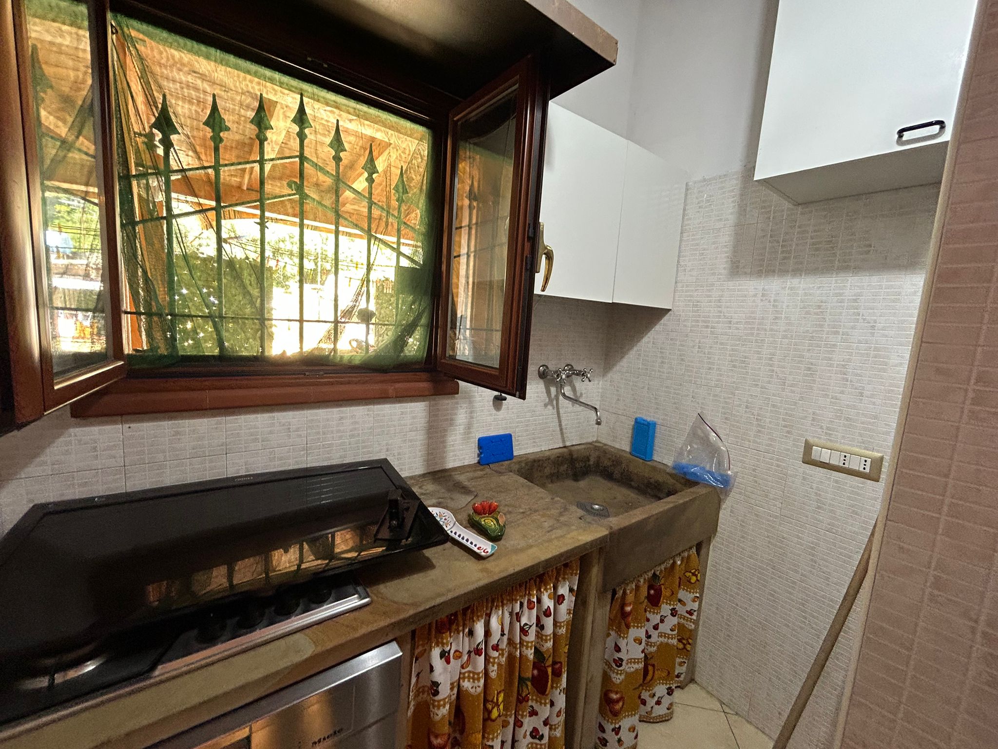 Pressi Svincolo Gazzi bivani più terrazzo a livello