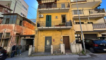 Pressi Svincolo Gazzi bivani più terrazzo a livello