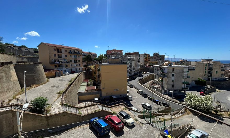 Svincolo Gazzi 4 vani più servizi #VO18244