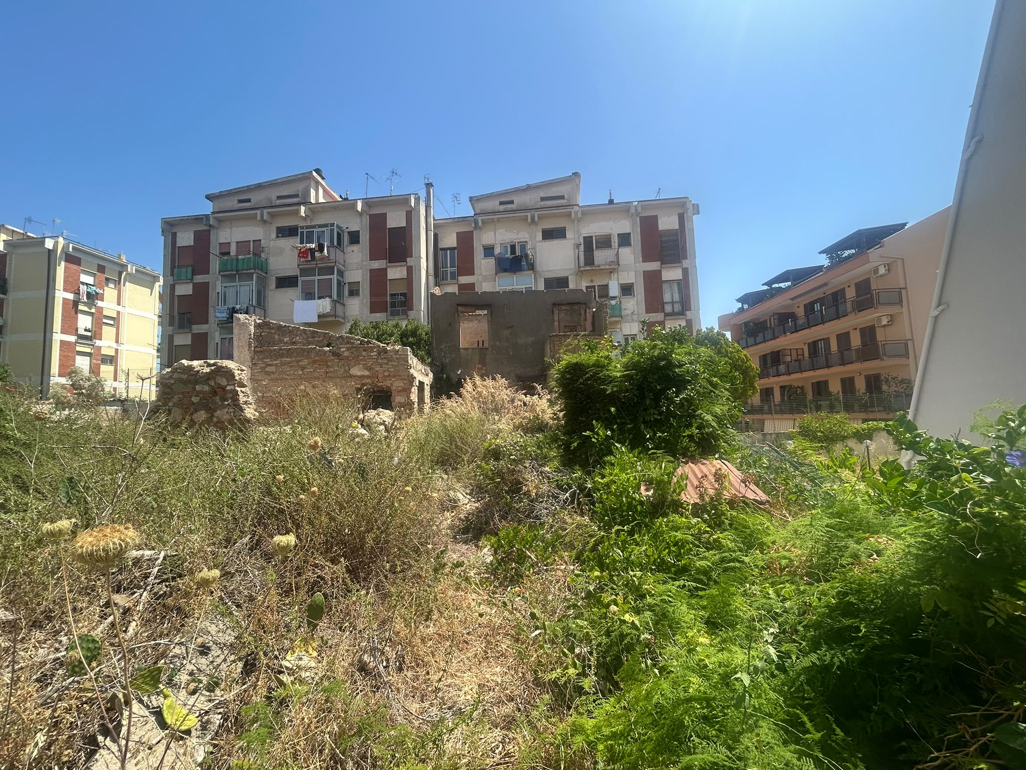 Via Noviziato Casazza pressi viale Italia rudere con giardino