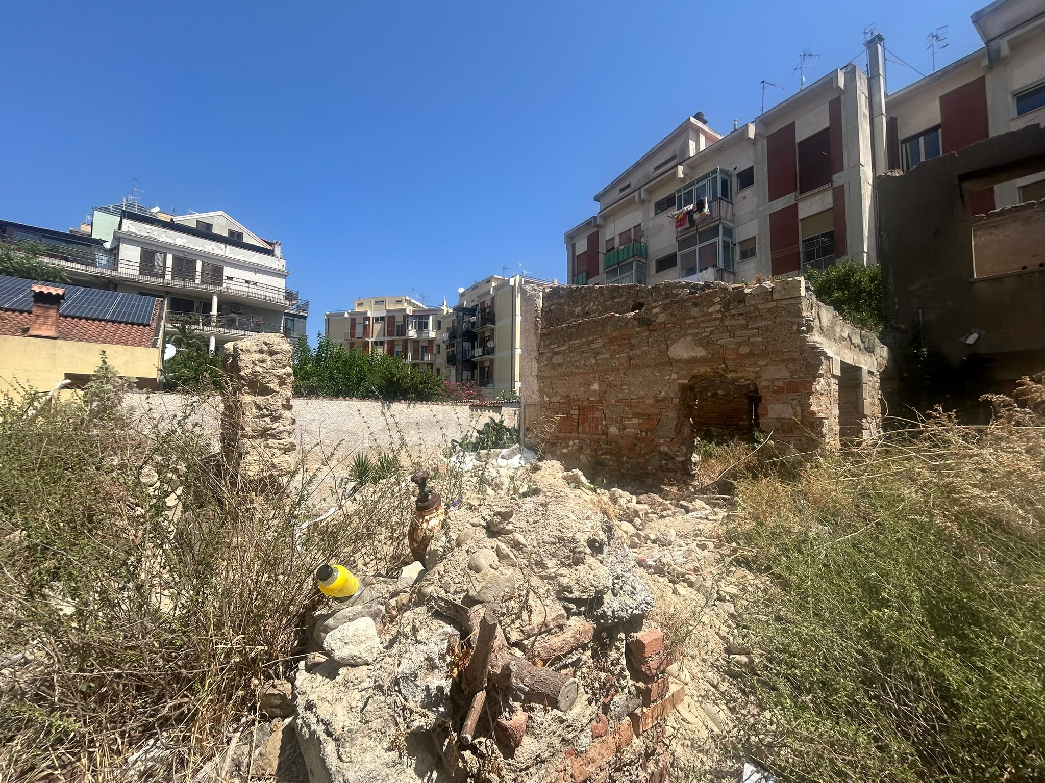 Via Noviziato Casazza pressi viale Italia rudere con giardino