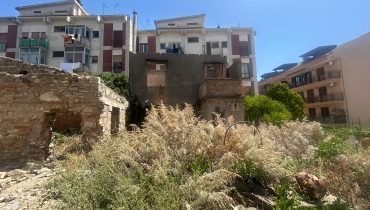 Via Noviziato Casazza pressi viale Italia rudere con giardino