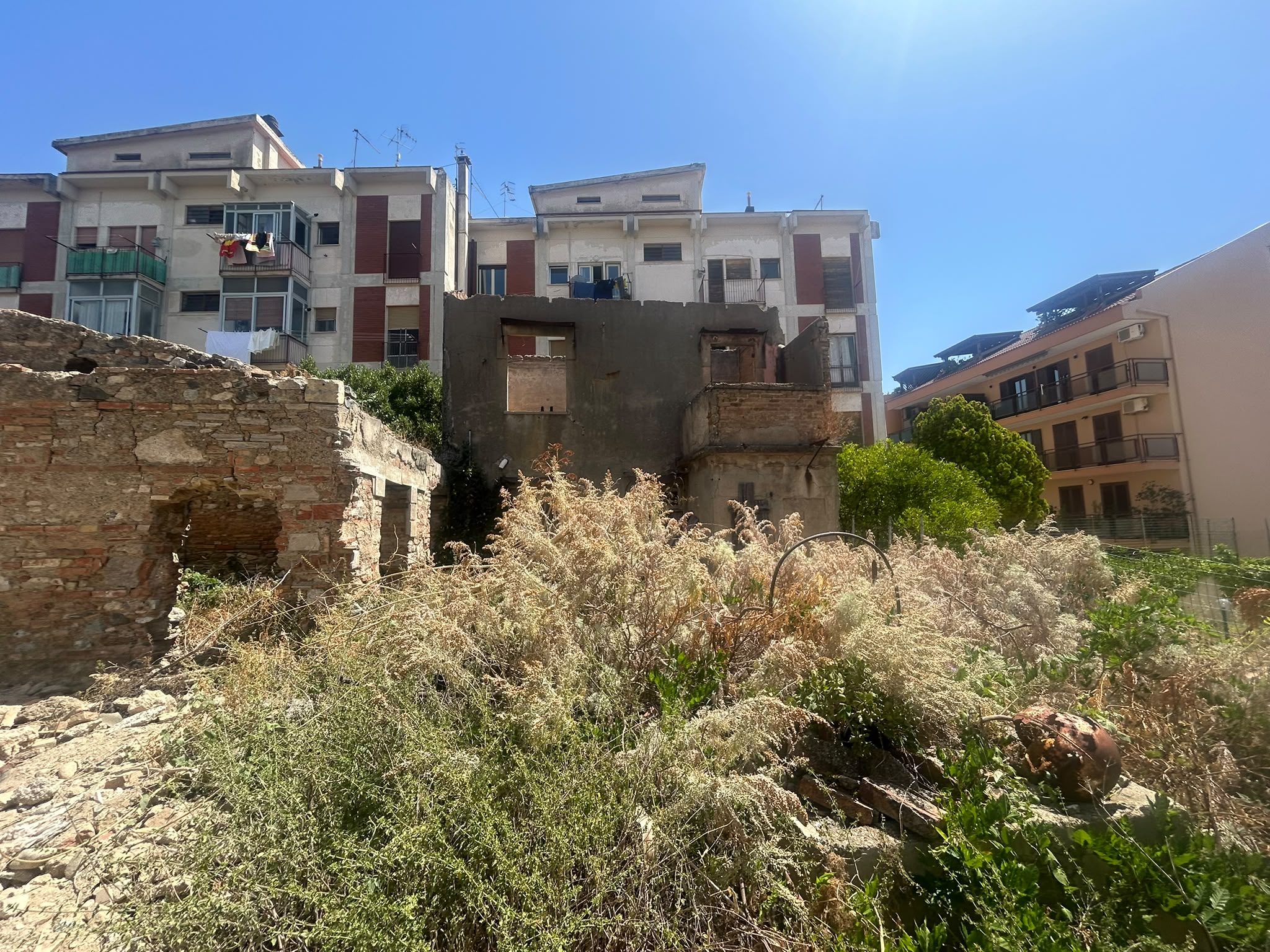 Via Noviziato Casazza pressi viale Italia rudere con giardino