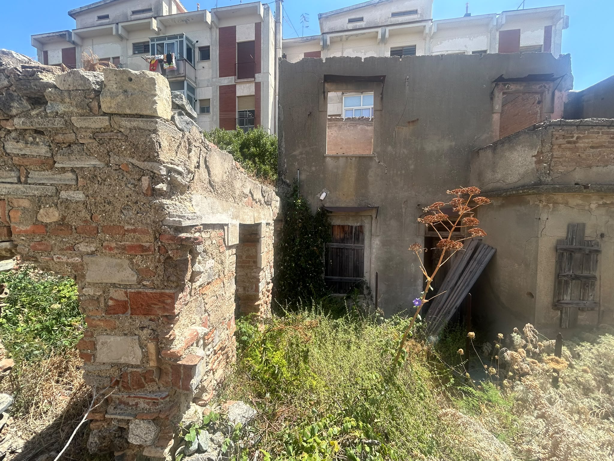 Via Noviziato Casazza pressi viale Italia rudere con giardino