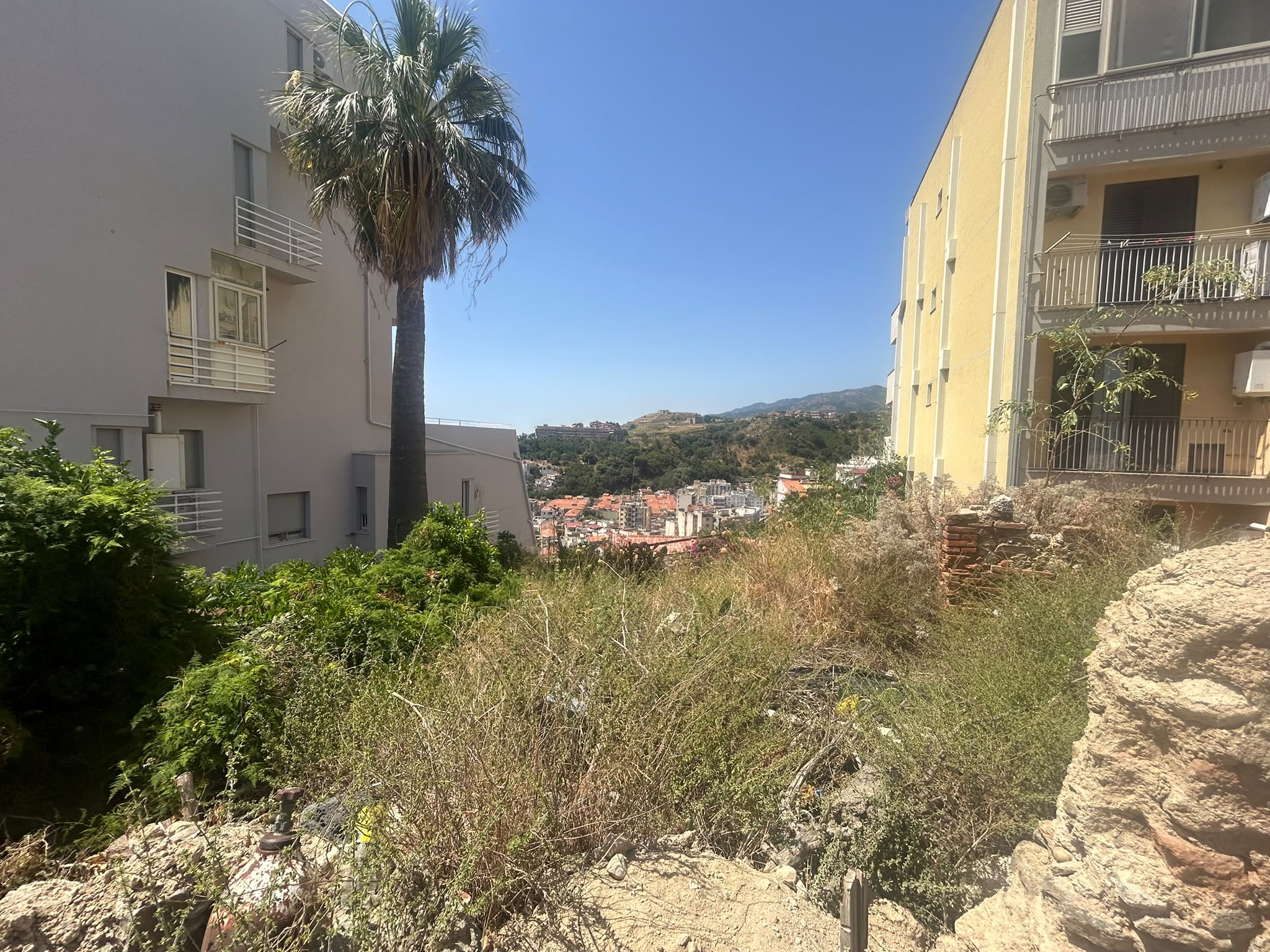 Via Noviziato Casazza pressi viale Italia rudere con giardino