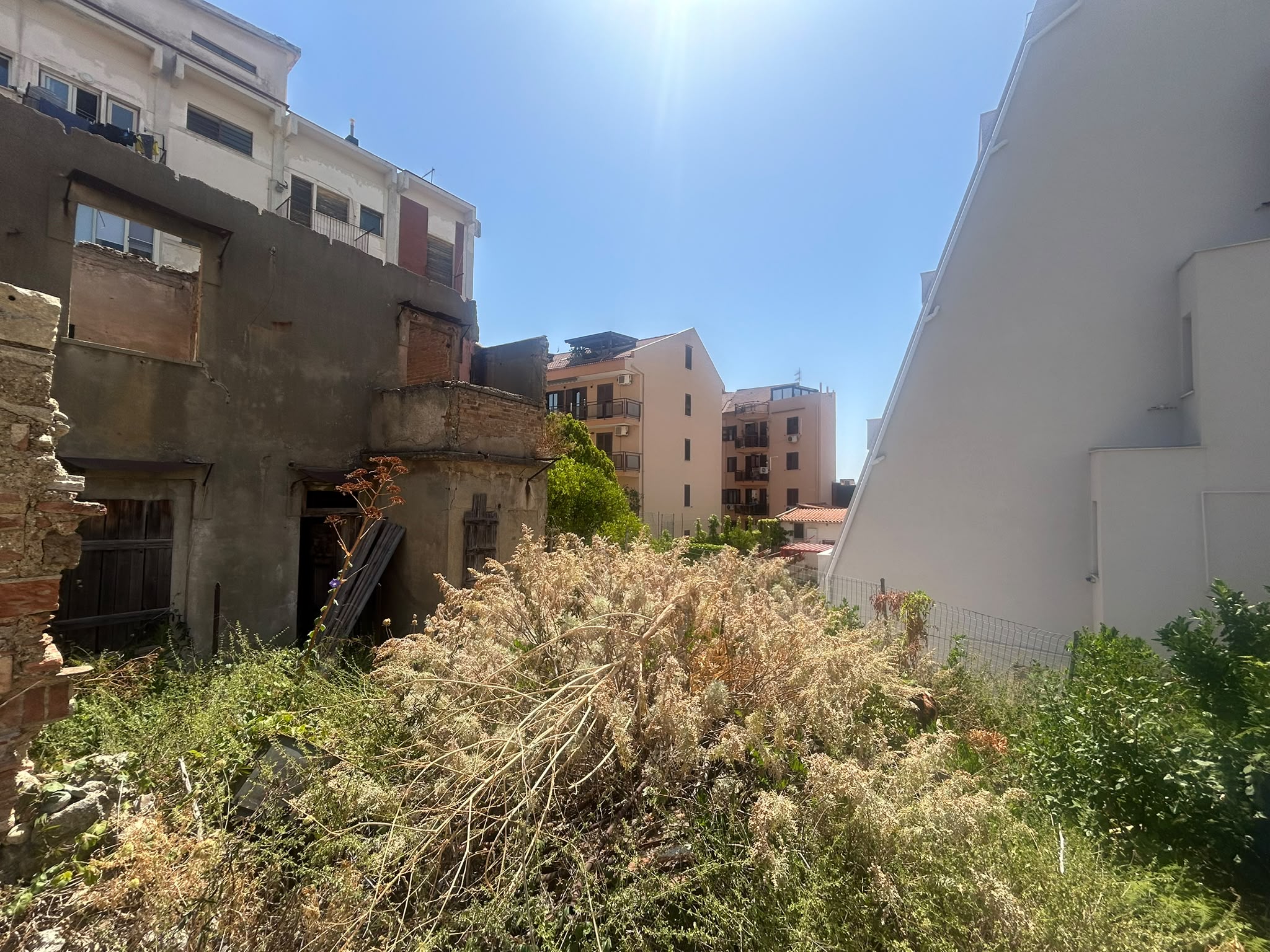 Via Noviziato Casazza pressi viale Italia rudere con giardino