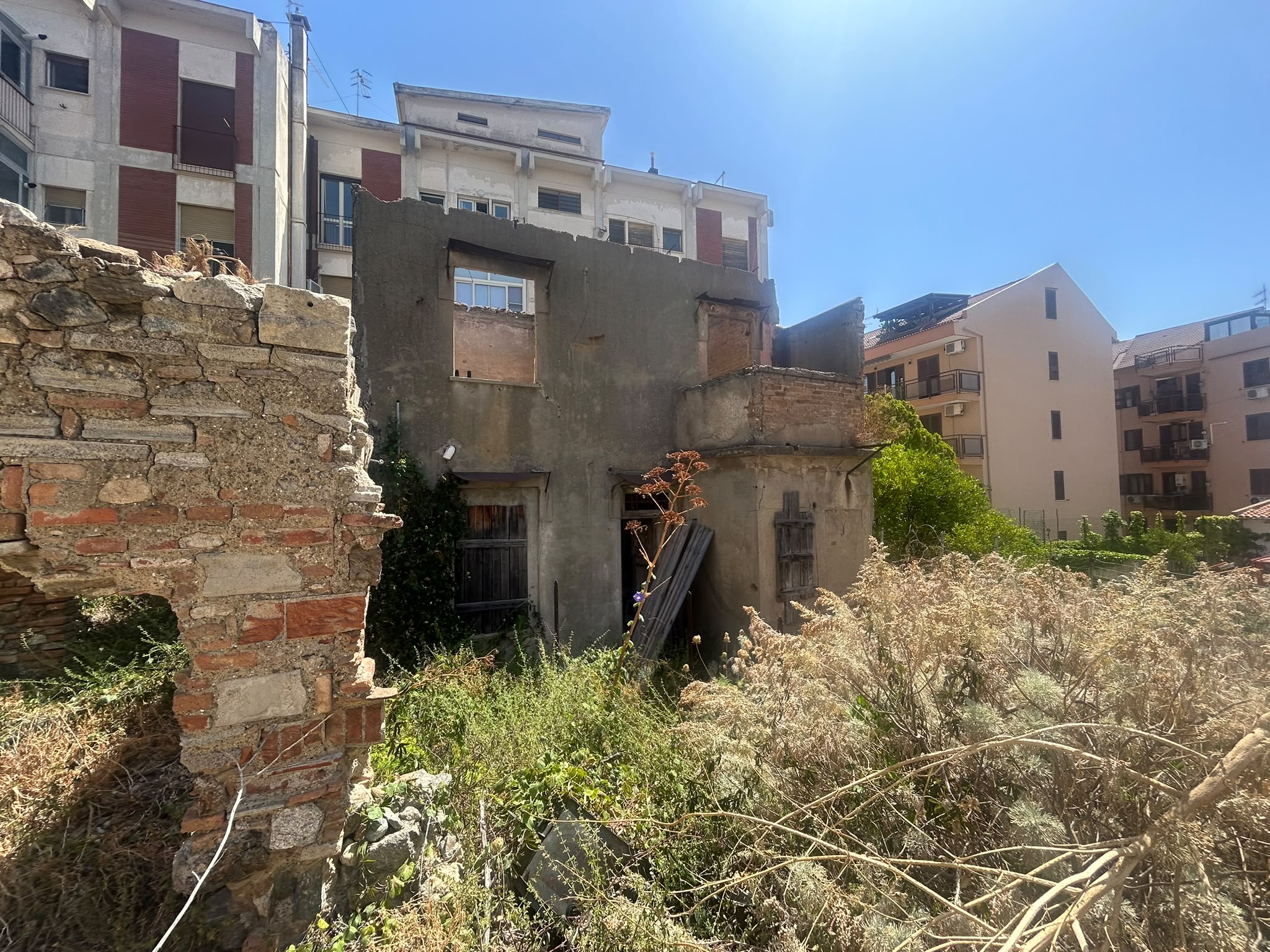 Via Noviziato Casazza pressi viale Italia rudere con giardino