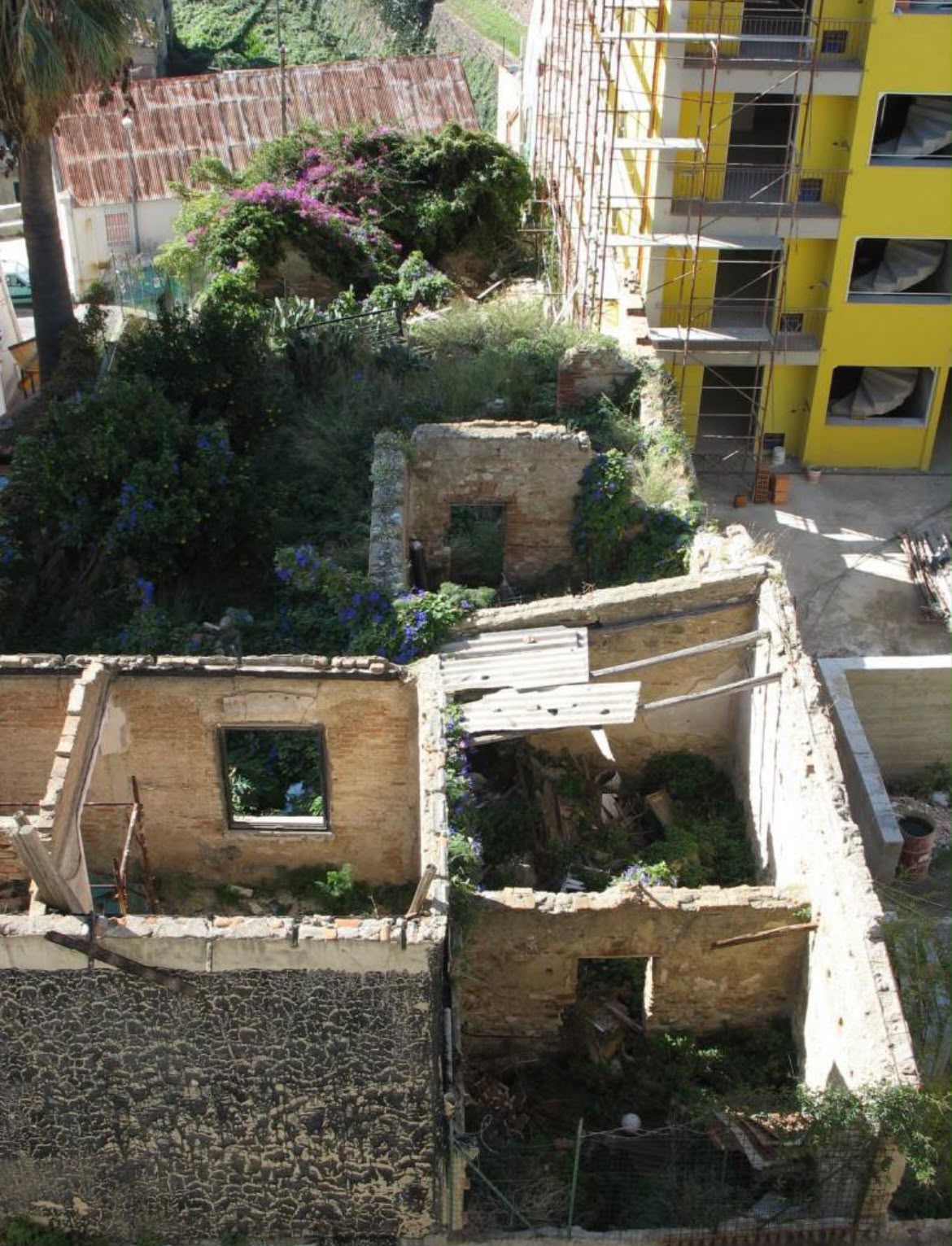 Via Noviziato Casazza pressi viale Italia rudere con giardino