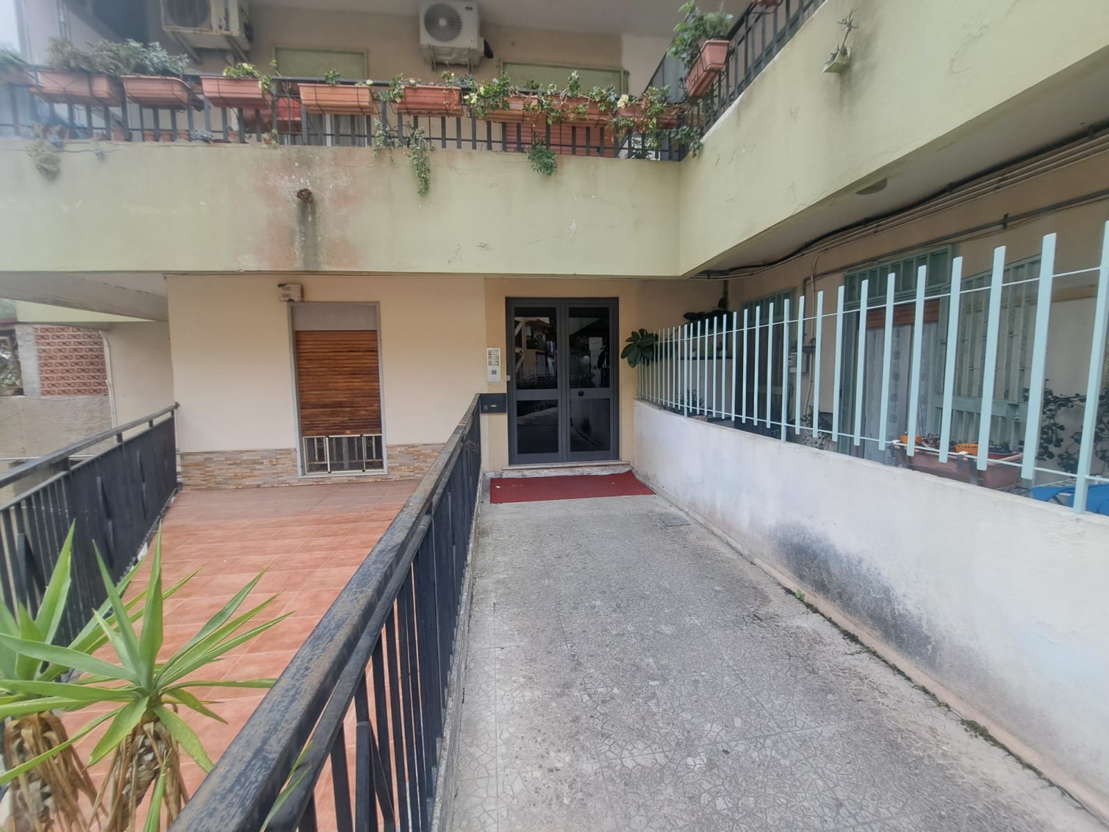 Pressi Svincolo Gazzi trivani + servizi