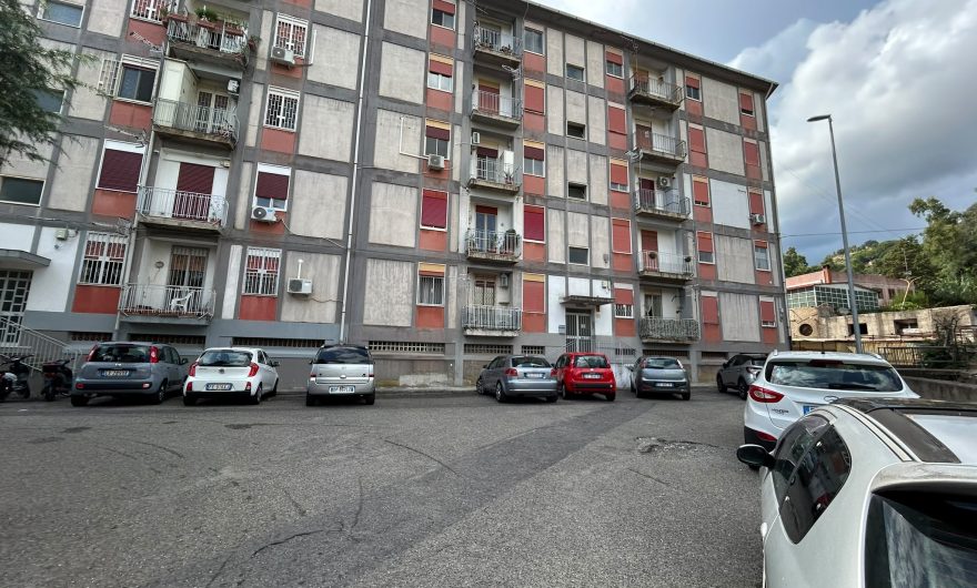 Pressi Svincolo Gazzi 4 vani + servizi + cantina #VO18325