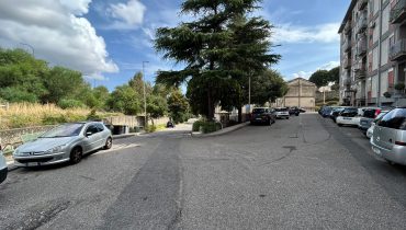 Pressi Svincolo Gazzi 4 vani + servizi + cantina