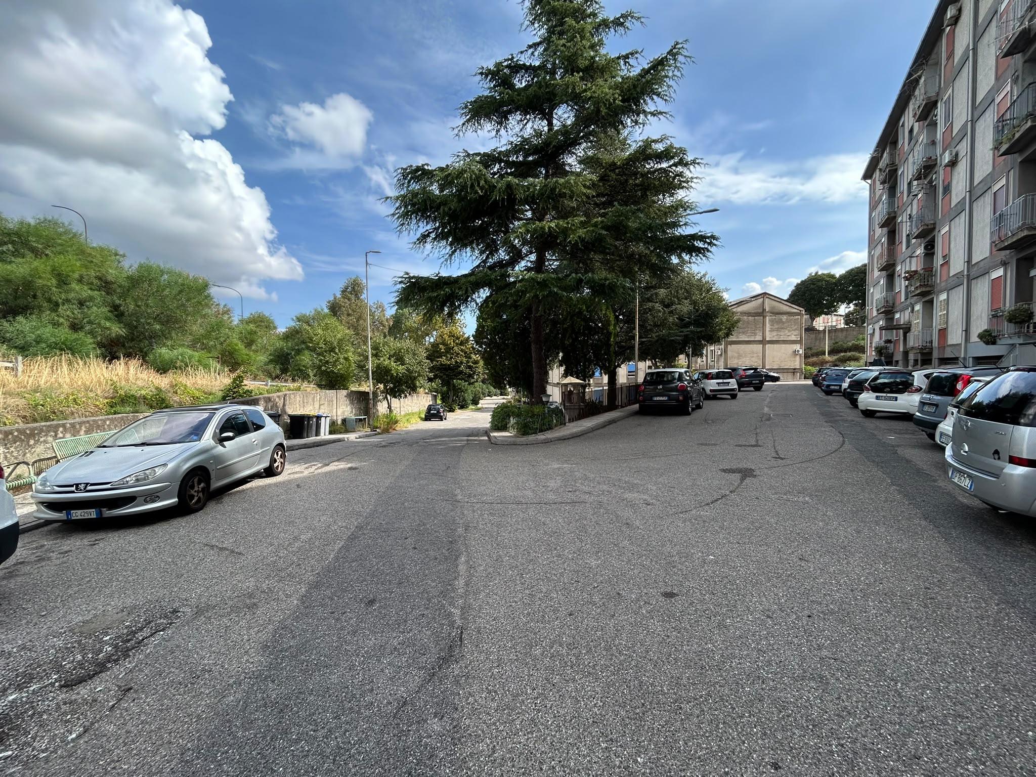 Pressi Svincolo Gazzi 4 vani + servizi + cantina