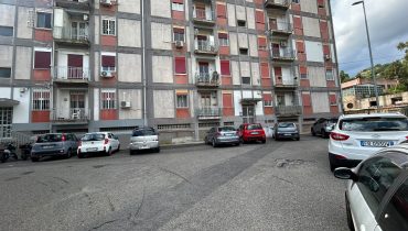 Pressi Svincolo Gazzi 4 vani + servizi + cantina