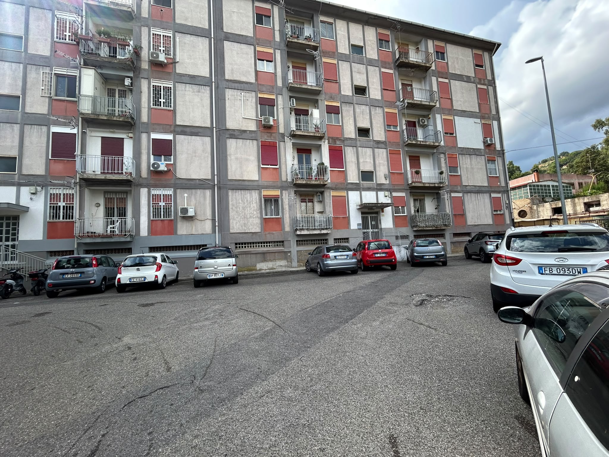 Pressi Svincolo Gazzi 4 vani + servizi + cantina