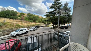 Pressi Svincolo Gazzi 4 vani + servizi + cantina
