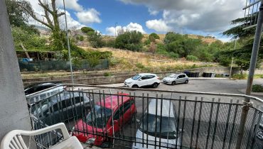 Pressi Svincolo Gazzi 4 vani + servizi + cantina