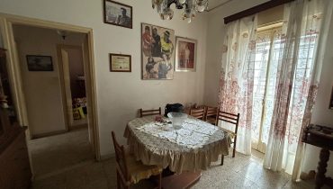 Pressi Svincolo Gazzi 4 vani + servizi + cantina