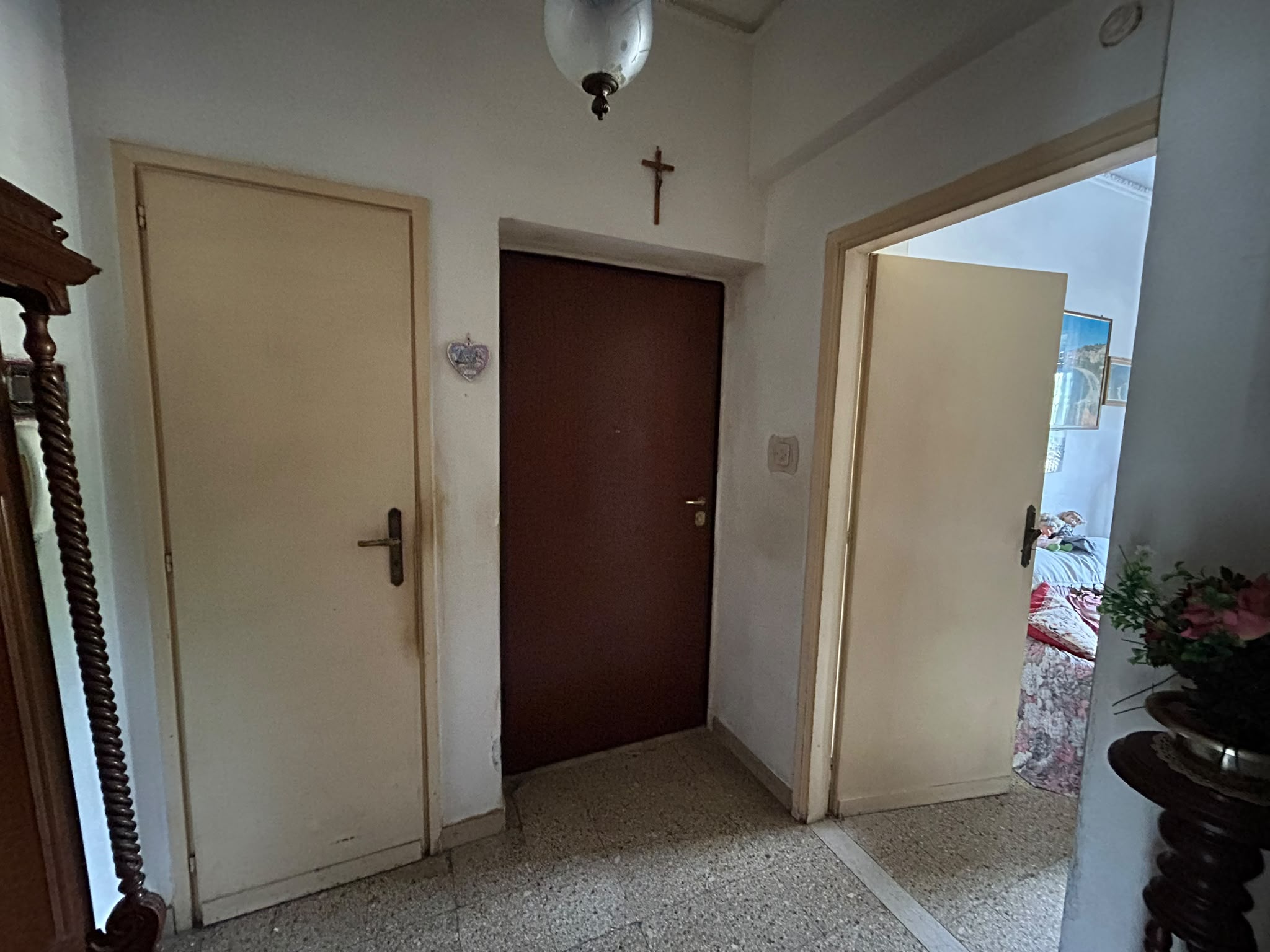 Pressi Svincolo Gazzi 4 vani + servizi + cantina